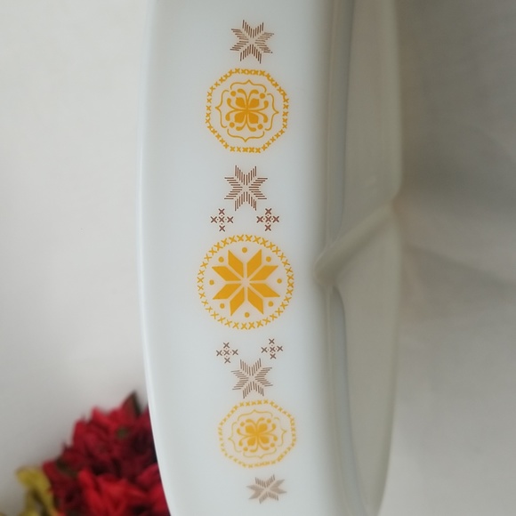 Pyrex Town & Country Divided Casserole Dish with Lid - Picture 6 of 16